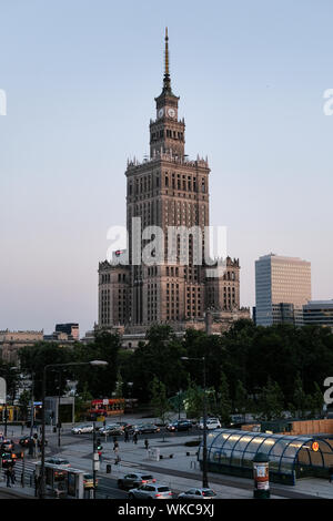 Una veduta del Palazzo della Cultura e della scienza a Varsavia in Polonia. La PKiN, progettato dall architetto sovietico Lev Rudnev, è il 6th-edificio più alto in E Foto Stock