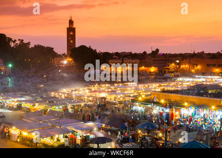 Jamaa el Fna Anche Piazza Jemaa El Fnaa o Djema El Fna o Djemaa El Fnaa è quadrata e la piazza del mercato della medina di Marrakesh trimestre. Marrakech in Marocco, nort Foto Stock