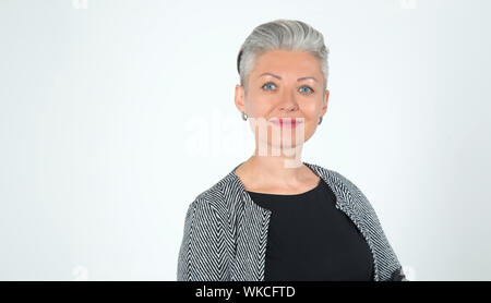 Close-up ritratto di una bella donna di mezza età con taglio di capelli corti capelli grigi. Foto Stock