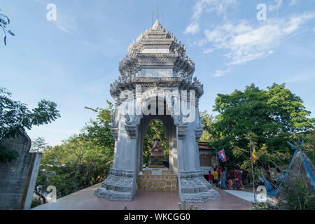 La stupa al Wat Phnom Sampeau sul Monte Phnom Sompov vicino alla città di Battambang in Cambogia. Cambogia, Battambang, Novembre 2018 Foto Stock