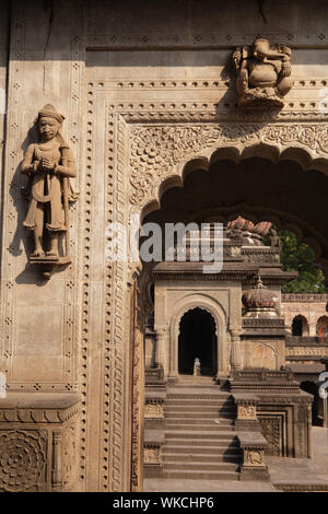 India, Madhya Pradesh, Maheshwar, statue e intagli su una porta all'Ahilya Fort in Maheshwar. Foto Stock