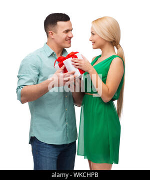 Coppia sorridente con confezione regalo Foto Stock