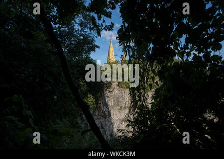 La stupa al Wat Phnom Sampeau sul Monte Phnom Sompov vicino alla città di Battambang in Cambogia. Cambogia, Battambang, Novembre 2018 Foto Stock