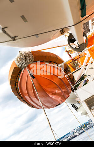 Fast nervata mezzo di salvataggio sulla Queen Mary 2 qm2 seduto su gruetta. Foto Stock