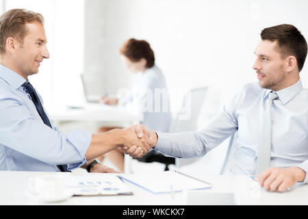 Foto di uomini di affari si stringono la mano in ufficio Foto Stock