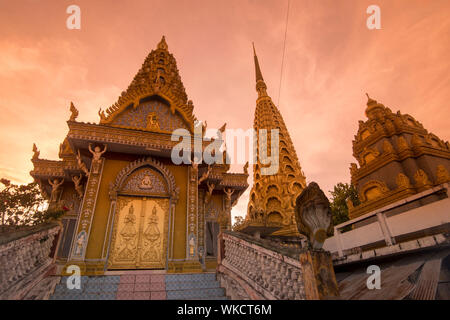 La stupa al Wat Phnom Sampeau sul Monte Phnom Sompov vicino alla città di Battambang in Cambogia. Cambogia, Battambang, Novembre 2018 Foto Stock