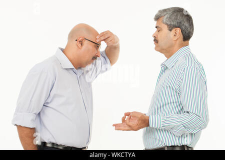 Uomo d'affari meditando accanto ad un uomo stressato Foto Stock