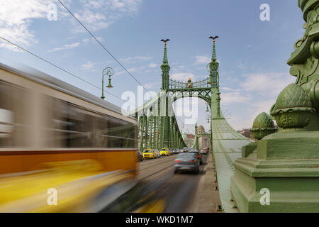 Szabadsag Hid o libertà o libertà ponte in Budapest. Essa è stata progettata in stile liberty della fine del XIX secolo. Foto Stock