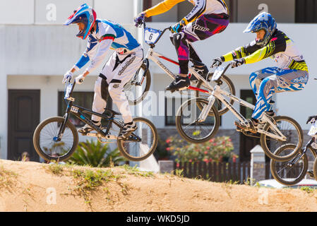 ESTARREJA, Portogallo - 11 Maggio 2014: Carlos Rosado sul conduttore durante il TACA de Portugal BMX. Foto Stock