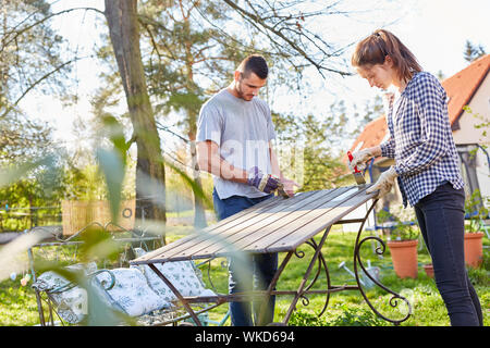 Coppia di mobili di pittura e restauro del giardino Foto Stock