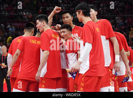 (190904) -- PECHINO, Sett. 4, 2019 (Xinhua) -- giocatori di Cina allietano prima del gruppo una corrispondenza tra la Cina e il Venezuela al 2019 FIBA di Coppa del Mondo a Pechino, capitale della Cina, il 7 settembre 4, 2019. (Xinhua/Zhang Chenlin) Foto Stock