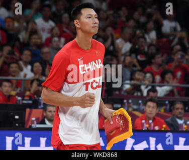 (190904) -- PECHINO, Sett. 4, 2019 (Xinhua) -- Yi Jianlian della Cina è di circa di scambio di doni prima del gruppo una corrispondenza tra la Cina e il Venezuela al 2019 FIBA di Coppa del Mondo a Pechino, capitale della Cina, il 7 settembre 4, 2019. (Xinhua/Zhang Chenlin) Foto Stock