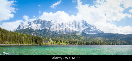 Un'immagine dell'Eibsee e il massiccio dello Zugspitze in Baviera Germania Foto Stock