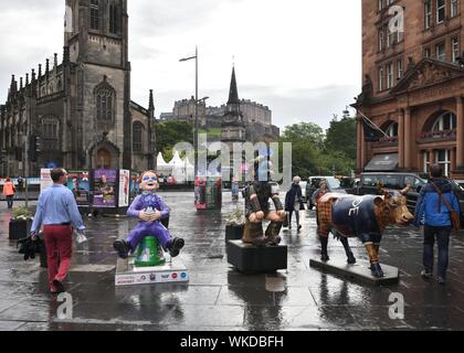 Vista sud-est verso il Castello di Edimburgo dal Shandwick Place presso il West End di Princes Street, il centro di Edimburgo, Scozia, Regno Unito, Europa Foto Stock