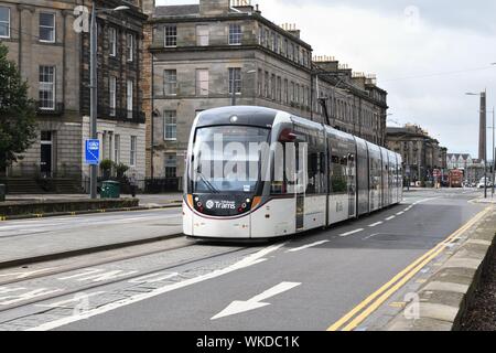 Un tram di Edimburgo si avvicina alla fermata Atholl Crescent all'estremità occidentale di Edimburgo Il tram collega l'aeroporto di Edimburgo alla capitale. Scozia, Regno Unito, Europa Foto Stock