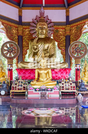 Grande golden statua del Buddha con la piccola statua del Buddha sono tutti intorno al monastero di foresta,nord-est della Thailandia.(area pubblica non richiesto Propert Foto Stock