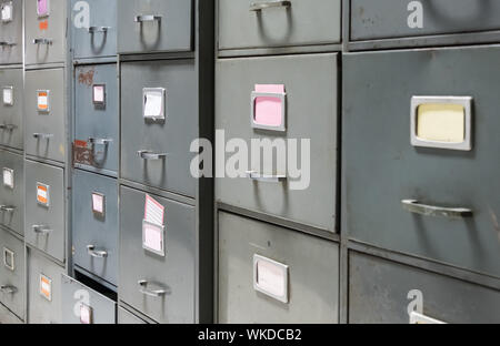 Il vecchio armadio metallico con la maniglia per mantenere il documento privato in ufficio. Foto Stock