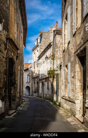 Angouleme occidentale (Francia): 'Rue Vauban' street e belle case nel quartiere residenziale della Città Vecchia. Foto Stock