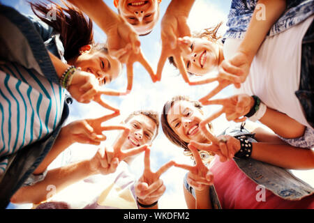 Vacanze estive e concetto di adolescenti - gruppo di adolescenti che mostra cinque dita gesto Foto Stock