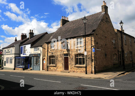 Scena di strada con il Crown Inn Pub, Pub Red Lion, Wetherby città, North Yorkshire, Inghilterra, Regno Unito Foto Stock