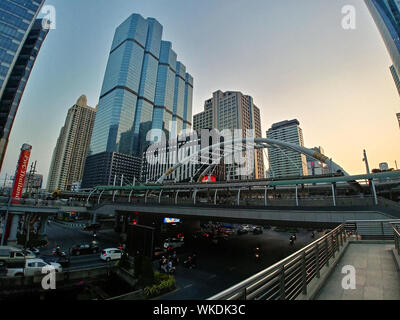 Chong Nonsi stazione BTS, Bangkok, al tramonto Foto Stock