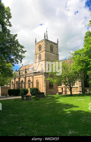 Estate vista sulla chiesa di San Giovanni Evangelista, Knaresborough town, North Yorkshire, Inghilterra, Regno Unito Foto Stock