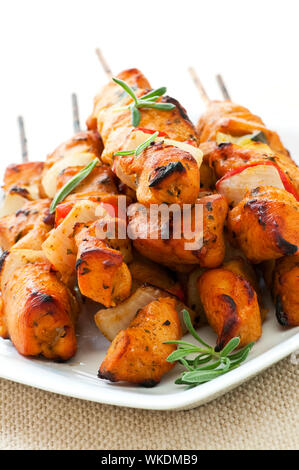 Pila di pollo alla brace antipasti kebab su una piastra Foto Stock