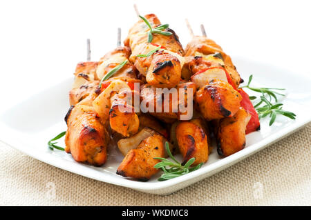 Pila di pollo alla brace antipasti kebab su una piastra Foto Stock