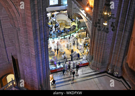 Vista aerea che guarda dall'alto verso il basso sullo shopping nel negozio di articoli da regalo e nella navata del caffè della cattedrale anglicana di Liverpool, con pareti colorate, Inghilterra, Regno Unito Foto Stock