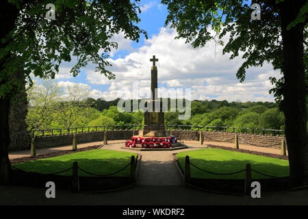 Vista estiva del Memoriale di guerra a Knaresborough Castle, Knaresborough town, North Yorkshire, Inghilterra, Regno Unito Foto Stock