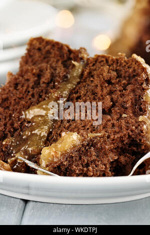 Un pezzo di cioccolato tedesco la torta su un piatto. Profondità di campo con il fuoco selettivo su morso sulla forcella. Foto Stock