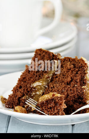 Un pezzo di cioccolato tedesco la torta su un piatto. Profondità di campo con il fuoco selettivo su morso sulla forcella. Foto Stock