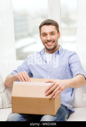 Uomo con scatole di cartone a casa Foto Stock