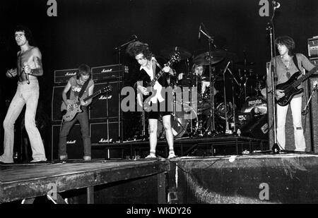 AC/DC esegue al Palladium Theatre di New York nel mese di agosto 1978. Foto Stock