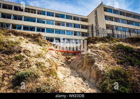 Soulac-sur-Mer (centro-ovest della Francia): l'edificio a quattro piani "Le Signal", i cui proprietari sono stati evacuati da una prefettura decreto per ragioni climatiche Foto Stock