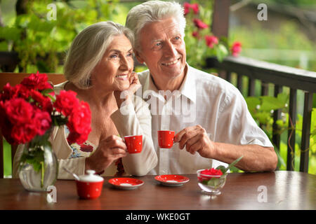 Ritratto di felice coppia senior di bere il caffè Foto Stock