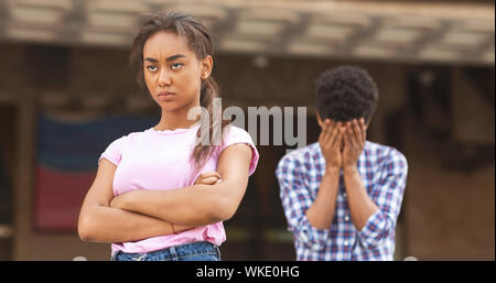 Offeso ragazza broncio al suo fidanzato dopo aver litigato Foto Stock