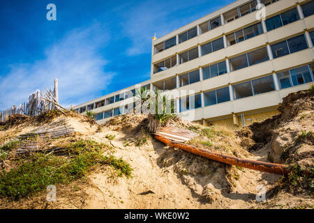 Soulac-sur-Mer (centro-ovest della Francia): l'edificio a quattro piani "Le Signal", i cui proprietari sono stati evacuati da una prefettura decreto per ragioni climatiche Foto Stock