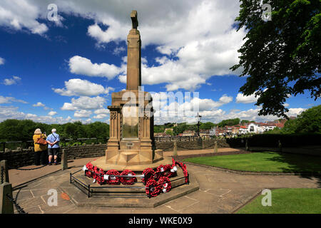 Vista estiva del Memoriale di guerra a Knaresborough Castle, Knaresborough town, North Yorkshire, Inghilterra, Regno Unito Foto Stock