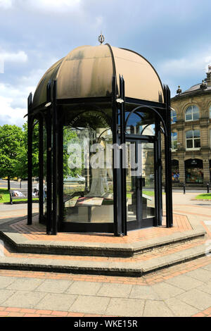 Il Festival Pavilion di Crescent Gardens, con statue di Amore e Psiche, Crescent Gardens nella città termale di Harrogate, North Yorkshire, Inghilterra, U Foto Stock