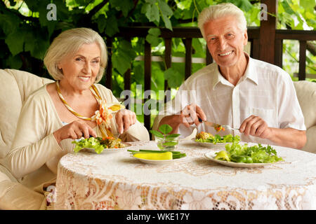 Ritratto di felice coppia senior di cena e in posa sulla veranda Foto Stock