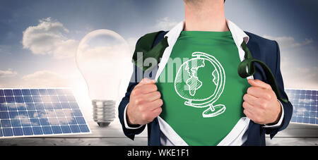 Imprenditore maglietta di apertura in stile supereroi contro la lampadina della spia e pannelli solari sul parquet nel cielo Foto Stock