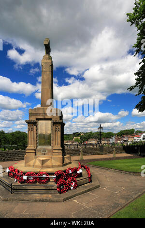 Vista estiva del Memoriale di guerra a Knaresborough Castle, Knaresborough town, North Yorkshire, Inghilterra, Regno Unito Foto Stock