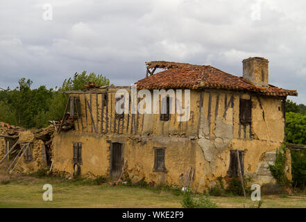 La rovina di una casa abbandonata in Francia Foto Stock