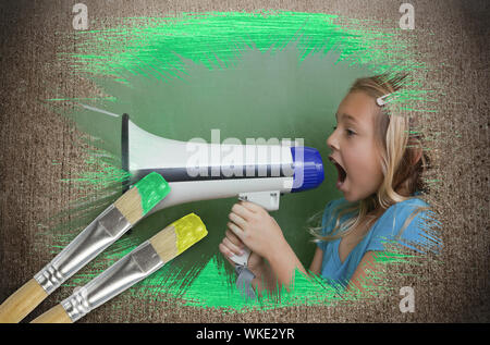 Immagine composita della bambina con bullhorn contro la superficie spiovente con dei pennelli Foto Stock