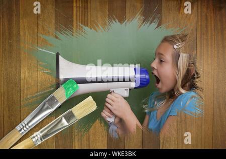 Immagine composita della bambina con bullhorn contro la superficie di legno con pennello Foto Stock