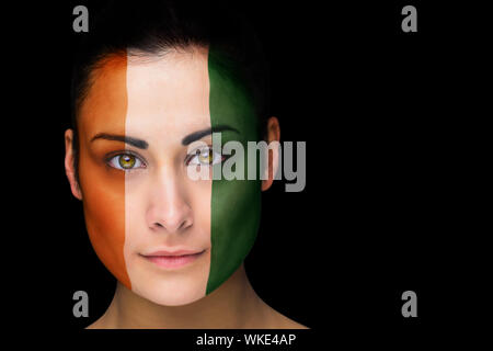 Immagine composita della Costa d'Avorio appassionato di calcio in faccia contro di vernice nero Foto Stock