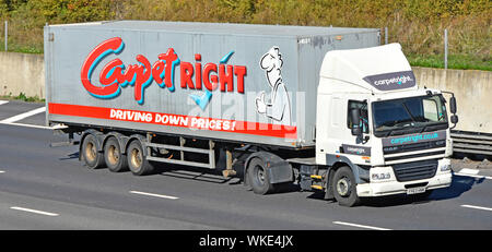 Lato & vista anteriore del tappeto carpetright store DAF bianco consegna camion Truck & grigio rimorchio snodato con marchio di pubblicità la guida su autostrada DEL REGNO UNITO Foto Stock