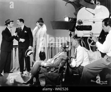 SAM LEVINE come tenente di polizia Abrams William Powell come Nick Charles Myrna Loy come Nora Charles in dopo il sottile uomo 1936 candide sul set le riprese con il regista W. S. Van Dyke e cineasta OLIVER T. MARSH storia DASHIELL HAMMETT Metro Goldwyn Mayer Foto Stock