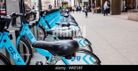 Chicago, Illinois, USA. 9 maggio 2019: City bike a noleggio parcheggiato sulla strada, centro città in una mattina di primavera, spazio di copia Foto Stock